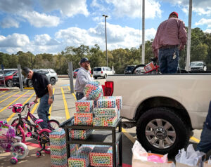 PIC Event Adopt A Family 05