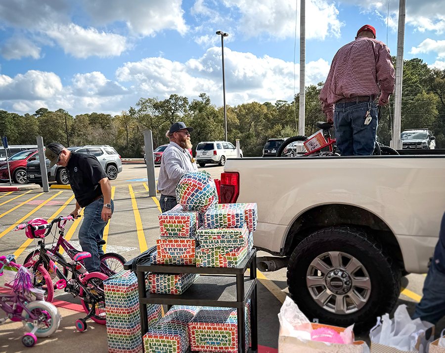 PIC Event Adopt A Family 05